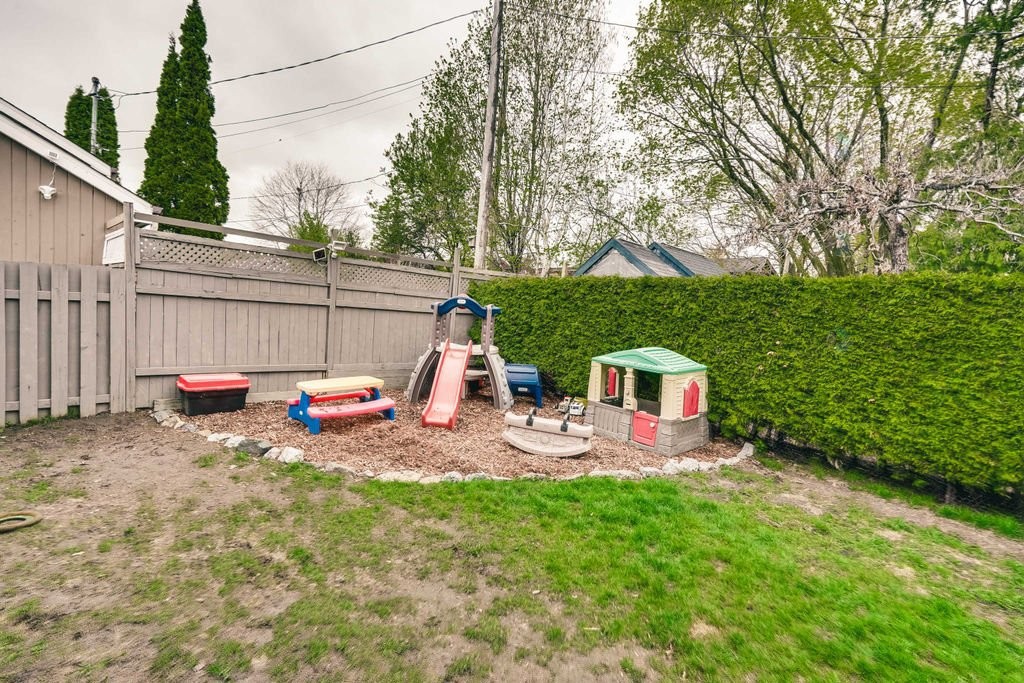 









105


Av. des Bosquets

,
Gatineau (Aylmer),




QC
J9J2E5

