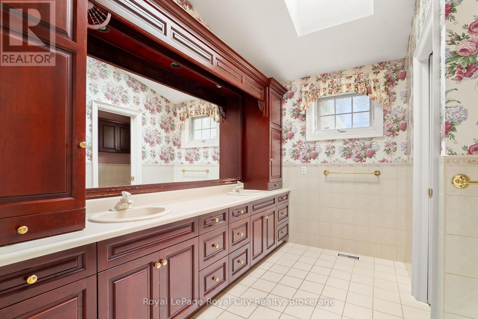 












4646 SIDEROAD 20 N

,
Puslinch,







Ontario
N1H6J3

