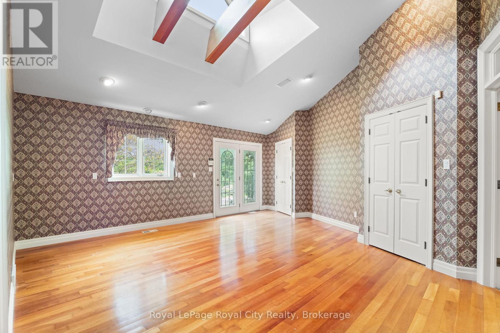 












4646 SIDEROAD 20 N

,
Puslinch,







Ontario
N1H6J3

