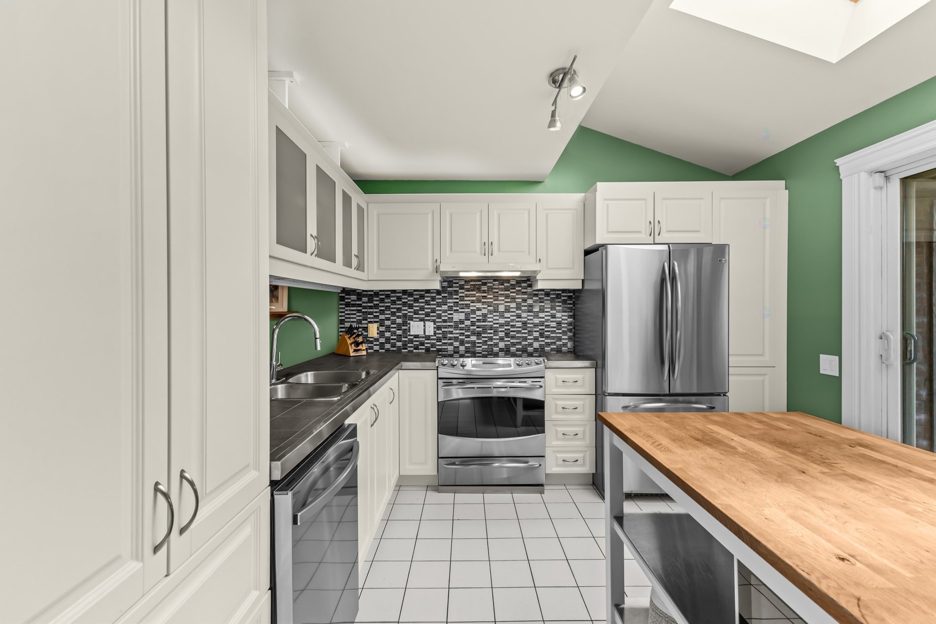 









674


Rue Marie-Derome

,
Saint-Jean-sur-Richelieu,




QC
J3A1T2

