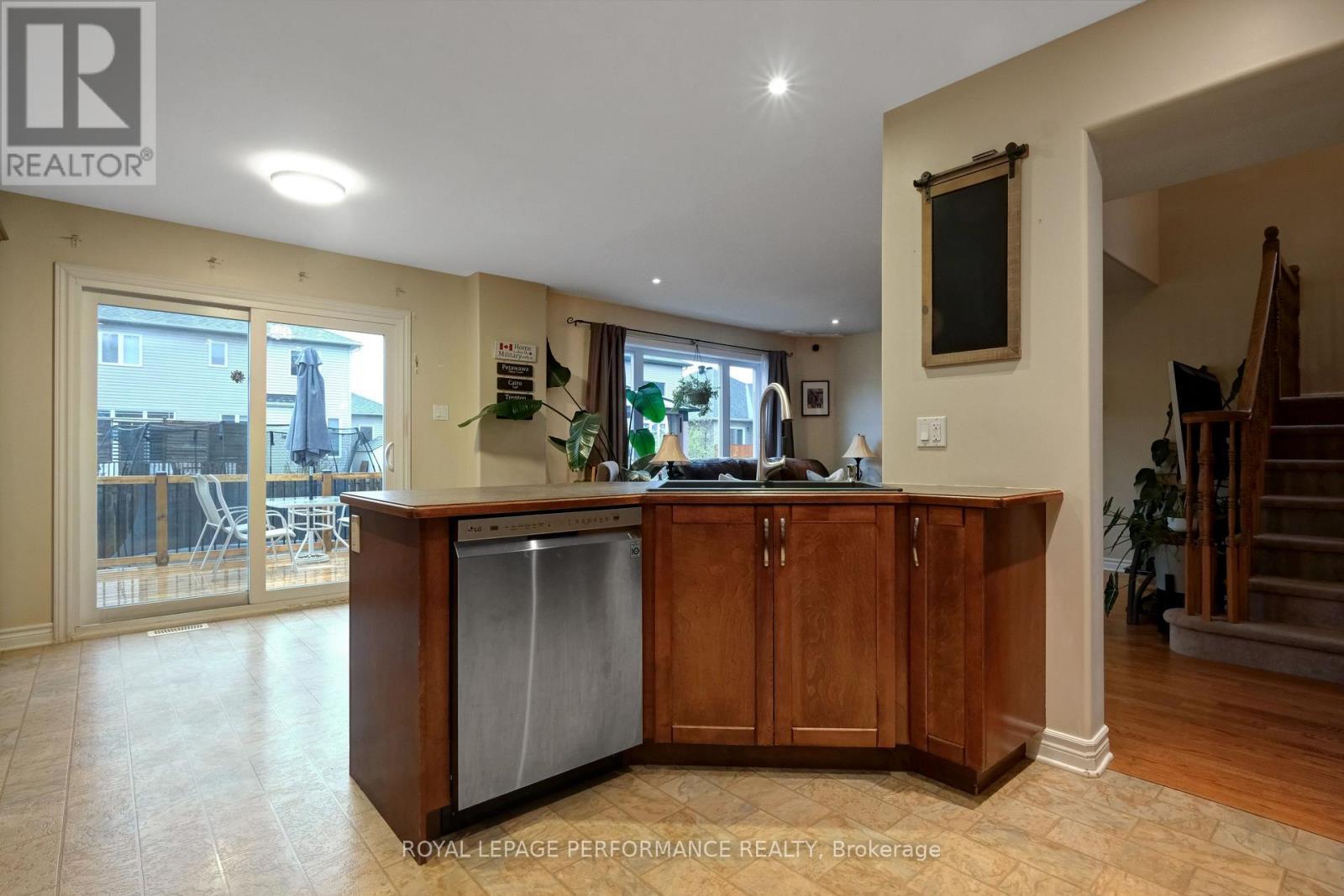 












112 OLDE TOWNE AVENUE

,
Russell,




Ontario
K4R0A6

