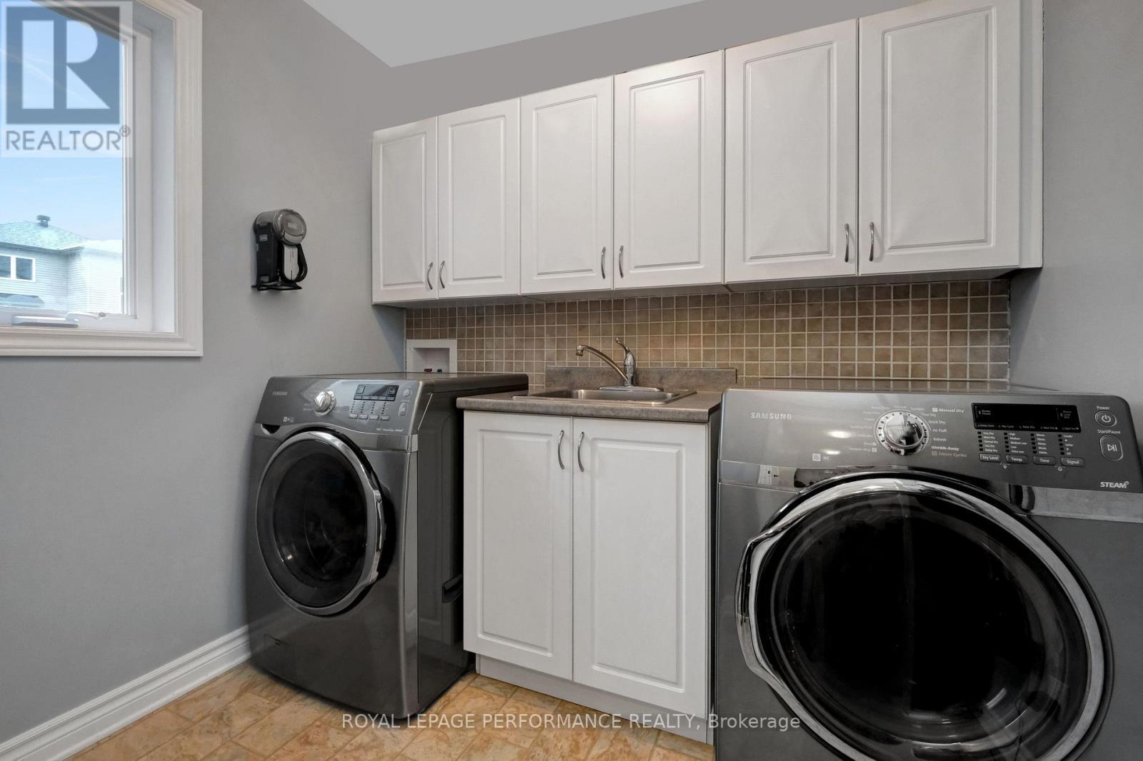 












112 OLDE TOWNE AVENUE

,
Russell,




Ontario
K4R0A6

