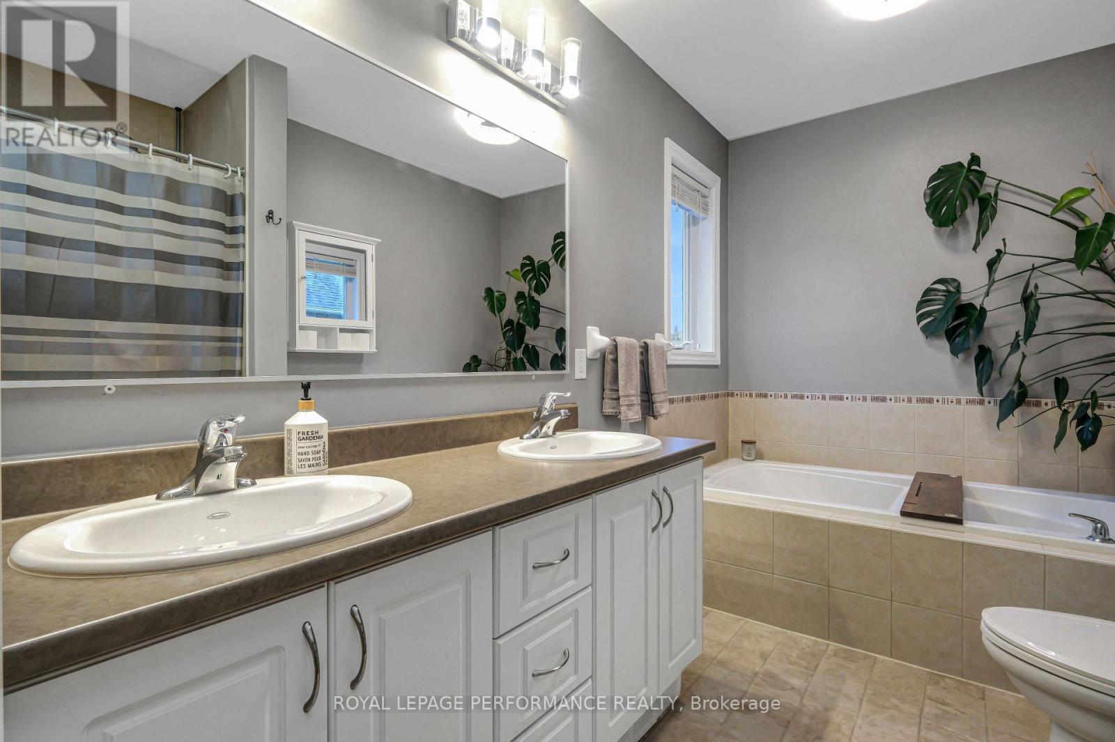 












112 OLDE TOWNE AVENUE

,
Russell,




Ontario
K4R0A6

