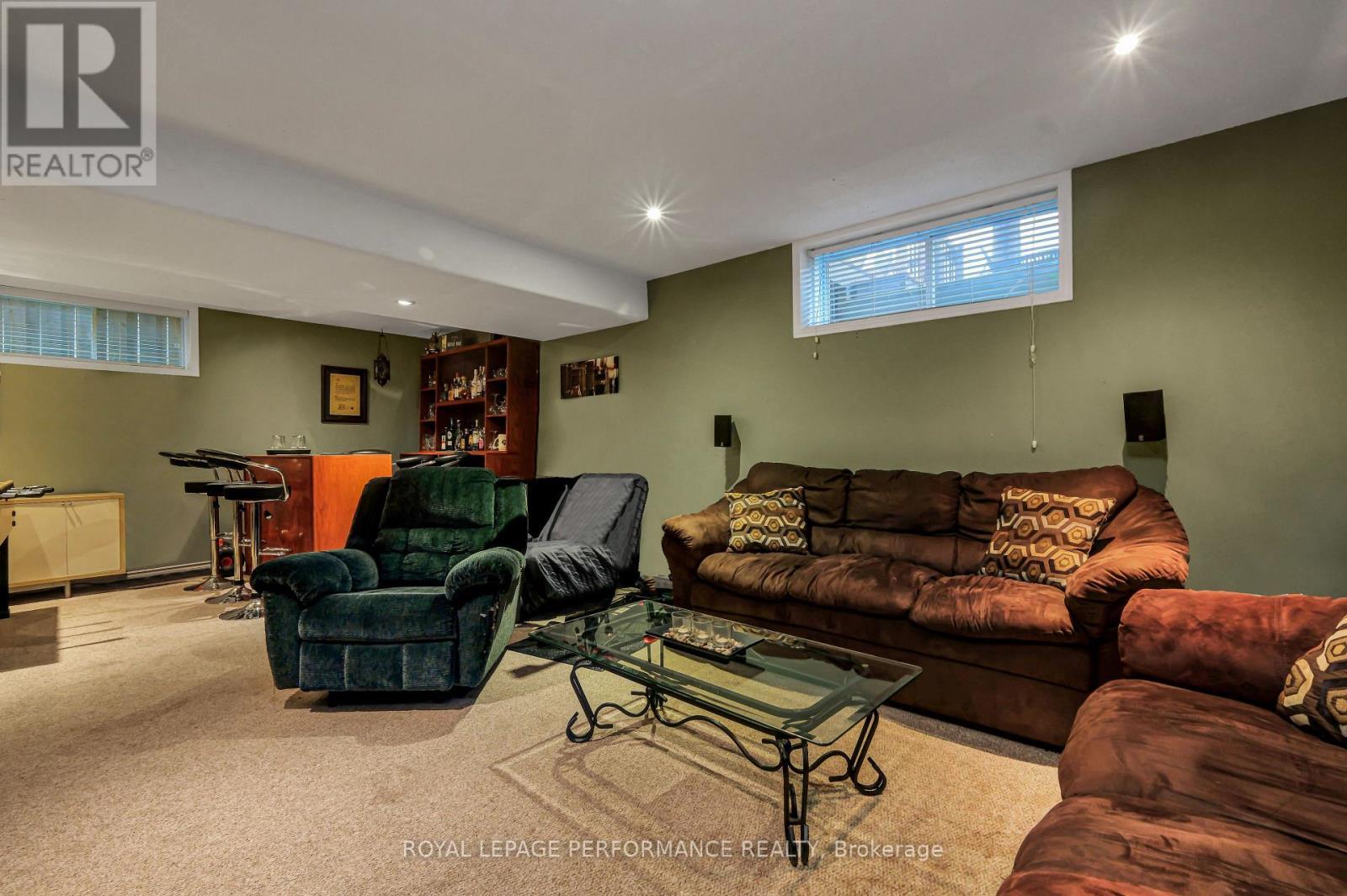 












112 OLDE TOWNE AVENUE

,
Russell,




Ontario
K4R0A6

