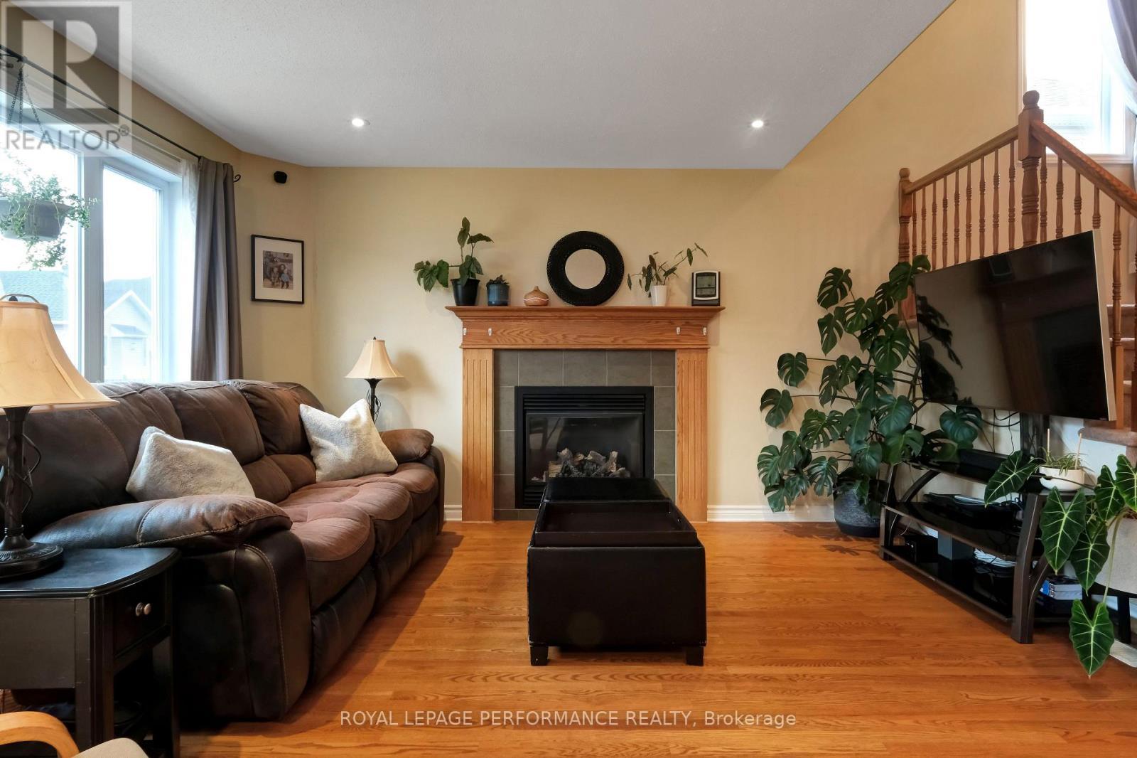 












112 OLDE TOWNE AVENUE

,
Russell,




Ontario
K4R0A6

