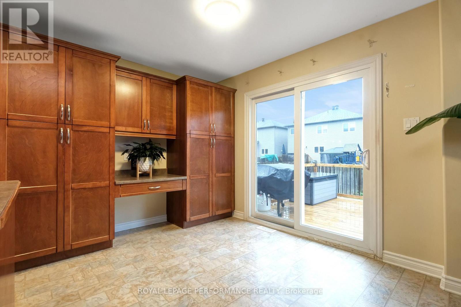 












112 OLDE TOWNE AVENUE

,
Russell,




Ontario
K4R0A6

