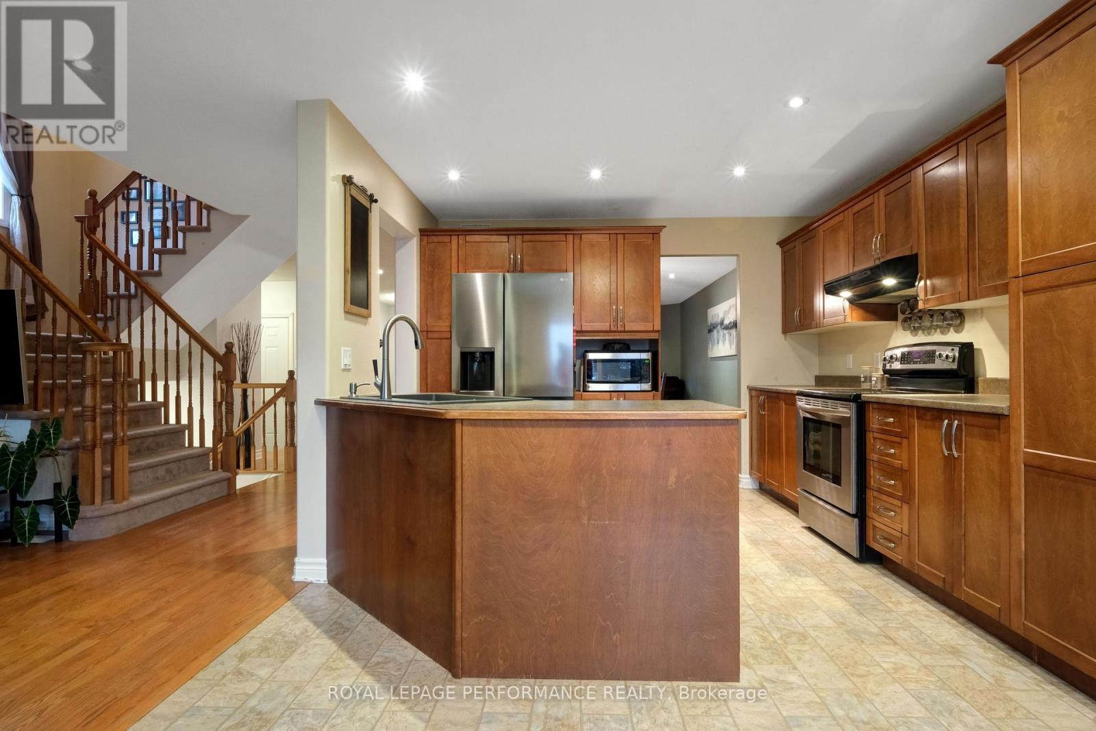 












112 OLDE TOWNE AVENUE

,
Russell,




Ontario
K4R0A6


