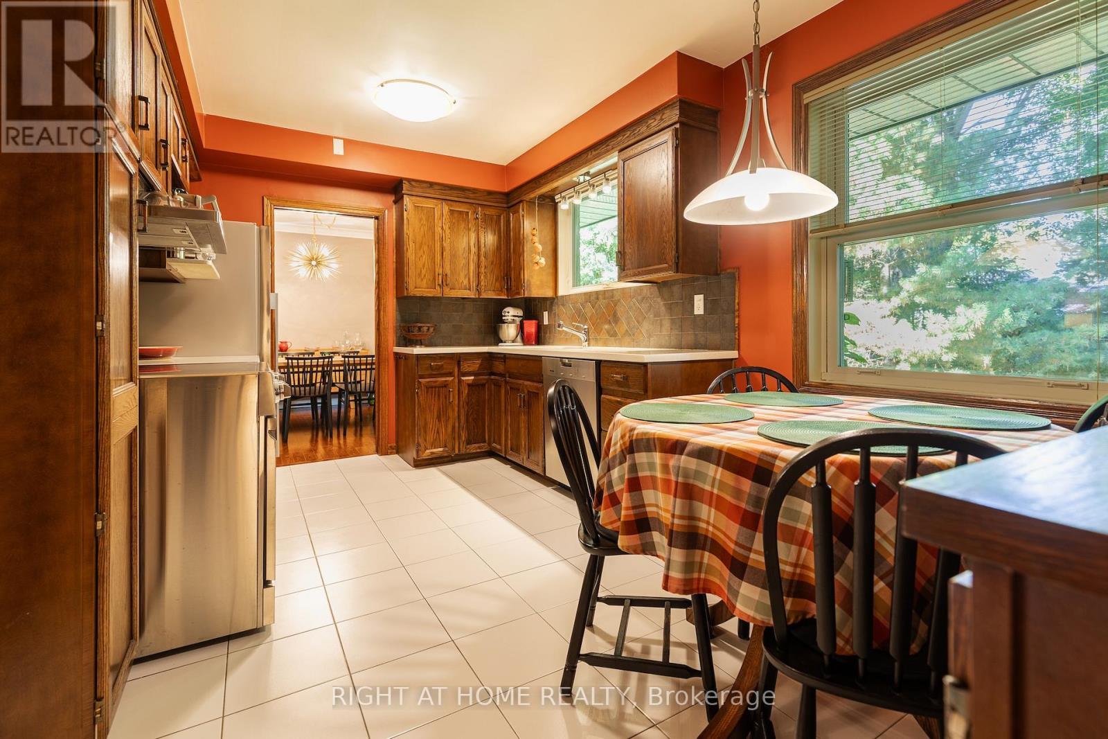 












3325 ENNISKILLEN CIRCLE

,
Mississauga,




Ontario
L5C2M9

