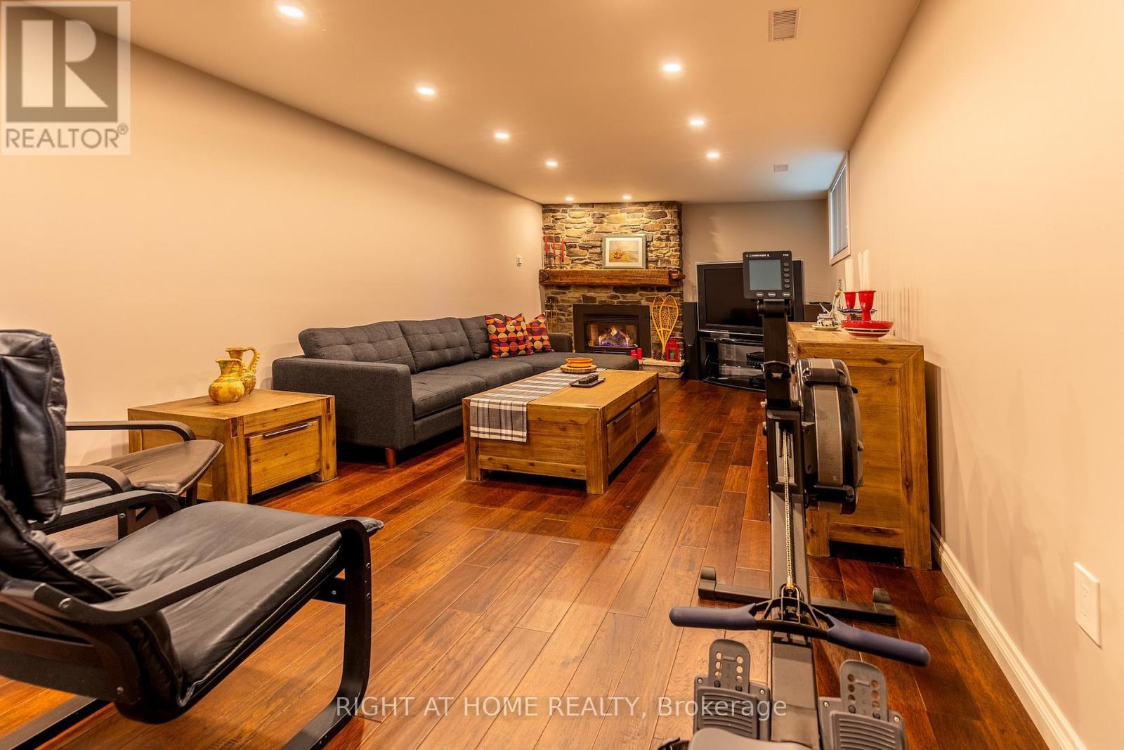 












3325 ENNISKILLEN CIRCLE

,
Mississauga,




Ontario
L5C2M9

