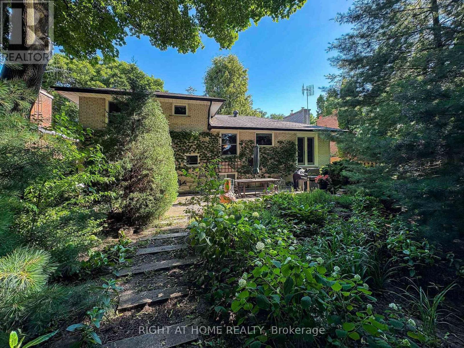 












3325 ENNISKILLEN CIRCLE

,
Mississauga,




Ontario
L5C2M9

