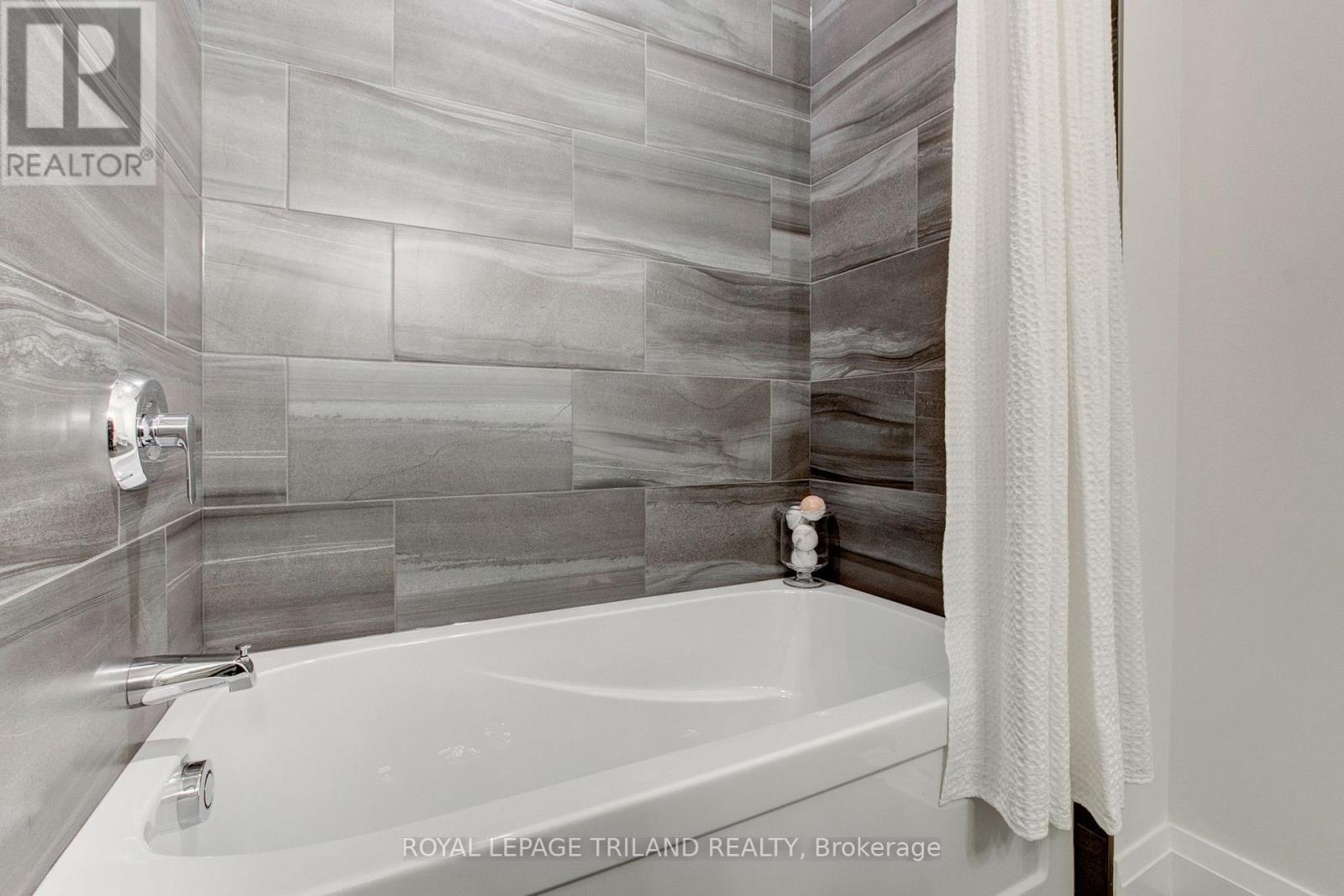 












24 - 62 COMPASS TRAIL

,
Central Elgin,







Ontario
N5L0B4

