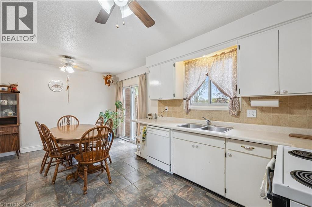 












105 ORIOLE Parkway

,
Elmira,




Ontario
N3B1C2

