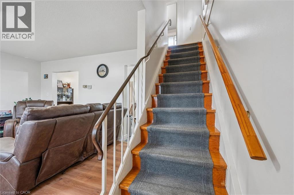 












105 ORIOLE Parkway

,
Elmira,




Ontario
N3B1C2

