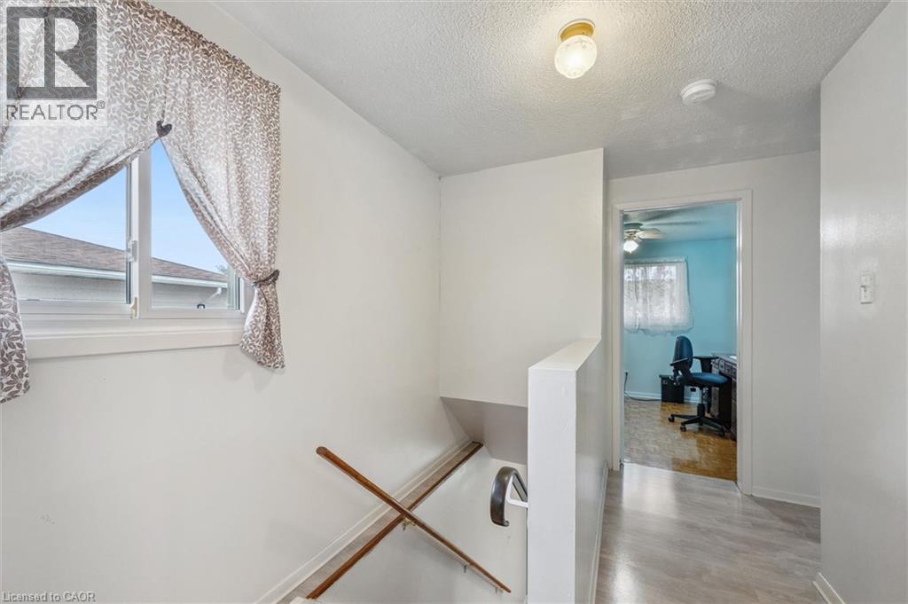 












105 ORIOLE Parkway

,
Elmira,




Ontario
N3B1C2

