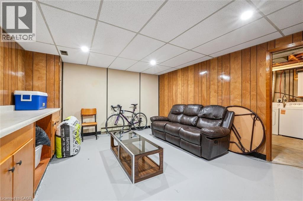 












105 ORIOLE Parkway

,
Elmira,




Ontario
N3B1C2

