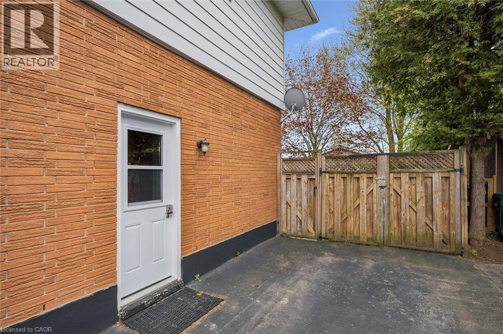 












105 ORIOLE Parkway

,
Elmira,




Ontario
N3B1C2


