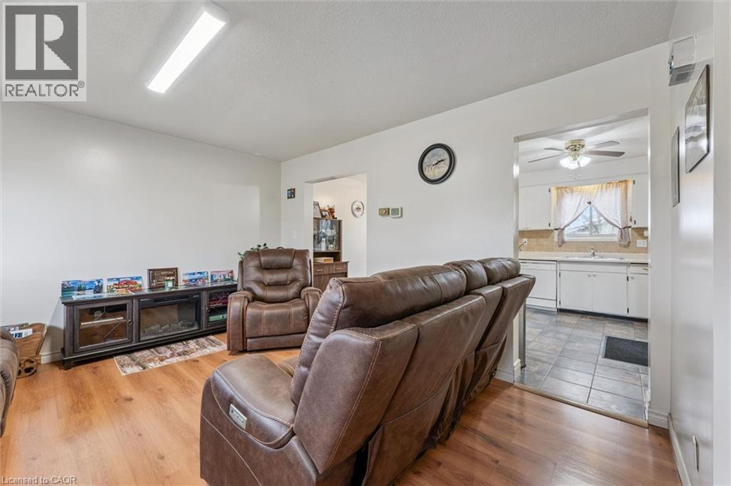 












105 ORIOLE Parkway

,
Elmira,




Ontario
N3B1C2

