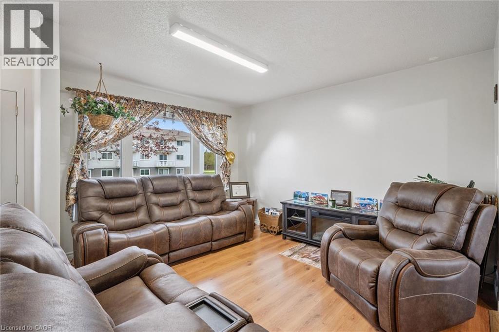 












105 ORIOLE Parkway

,
Elmira,




Ontario
N3B1C2

