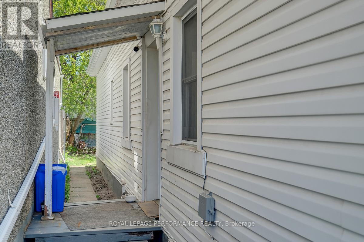 












228 CARILLON STREET

,
Ottawa,




Ontario
K1L5X8

