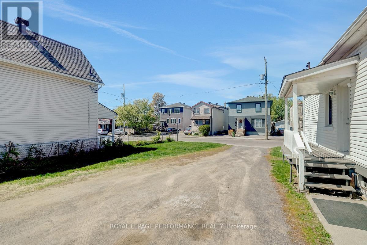 












228 CARILLON STREET

,
Ottawa,




Ontario
K1L5X8

