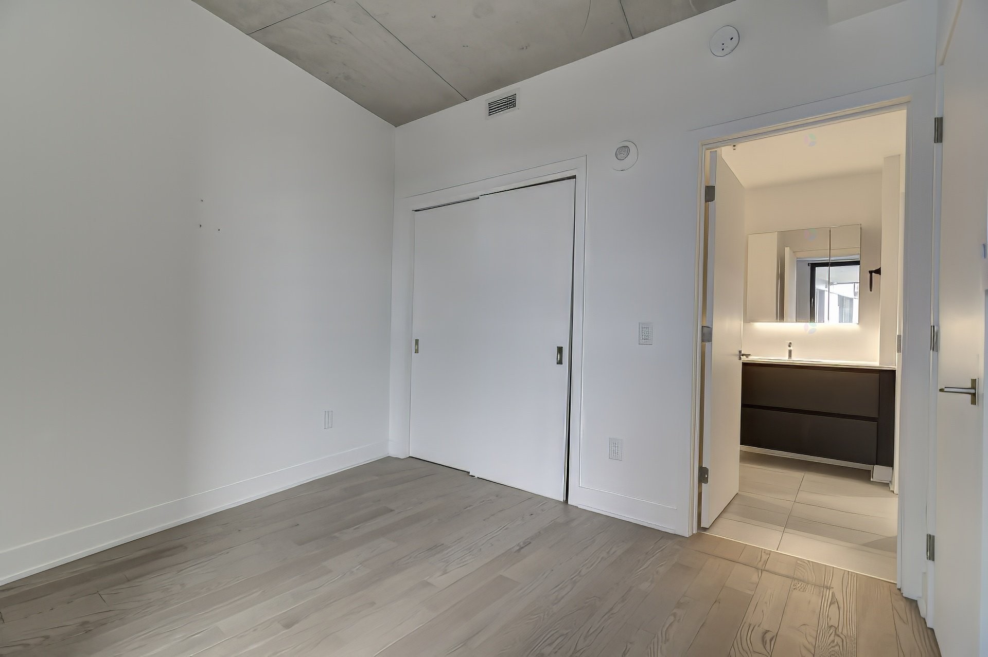 









1150


Boul. René-Lévesque E.

, 523,
Montréal (Ville-Marie),




QC
H2L0J6

