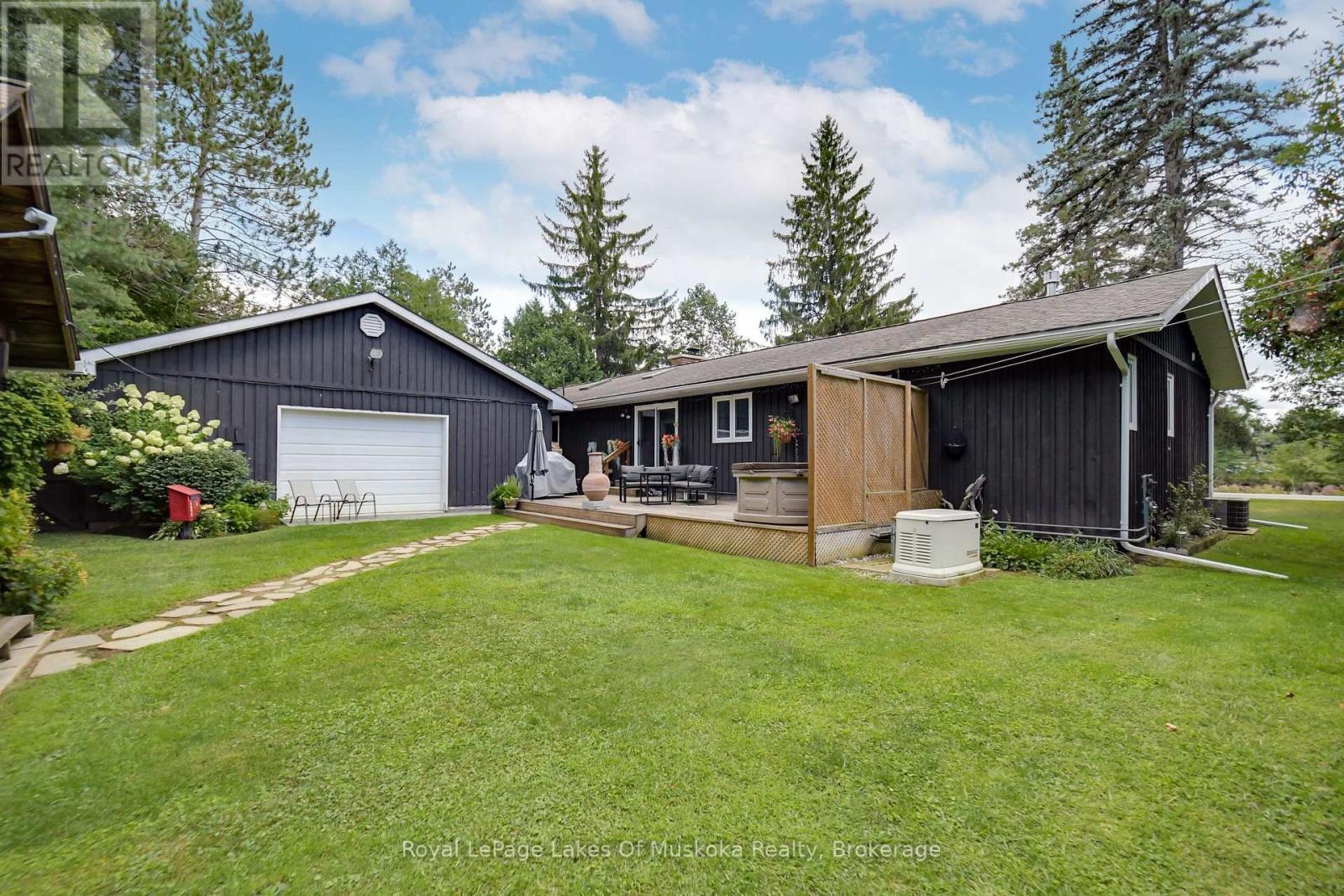 












2 LESLIE DRIVE W

,
Bracebridge (Monck (Bracebridge)),




Ontario
P1L1W8

