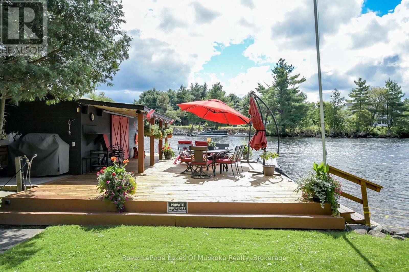 












2 LESLIE DRIVE W

,
Bracebridge (Monck (Bracebridge)),




Ontario
P1L1W8

