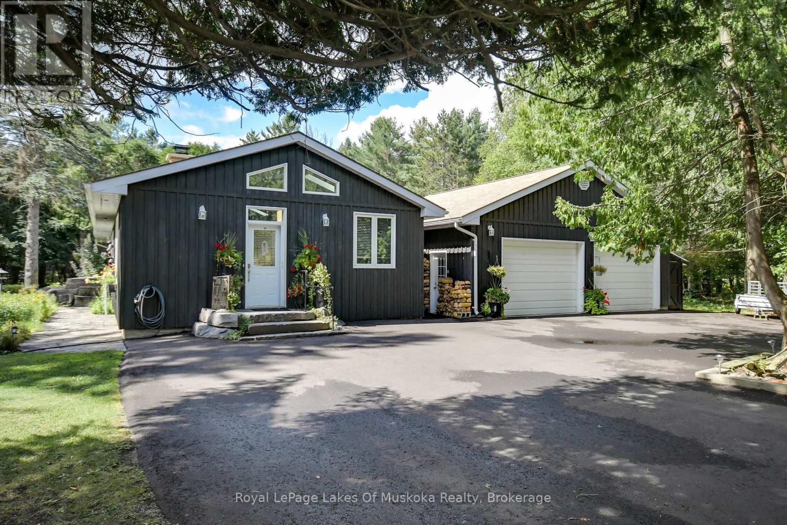 












2 LESLIE DRIVE W

,
Bracebridge (Monck (Bracebridge)),




Ontario
P1L1W8

