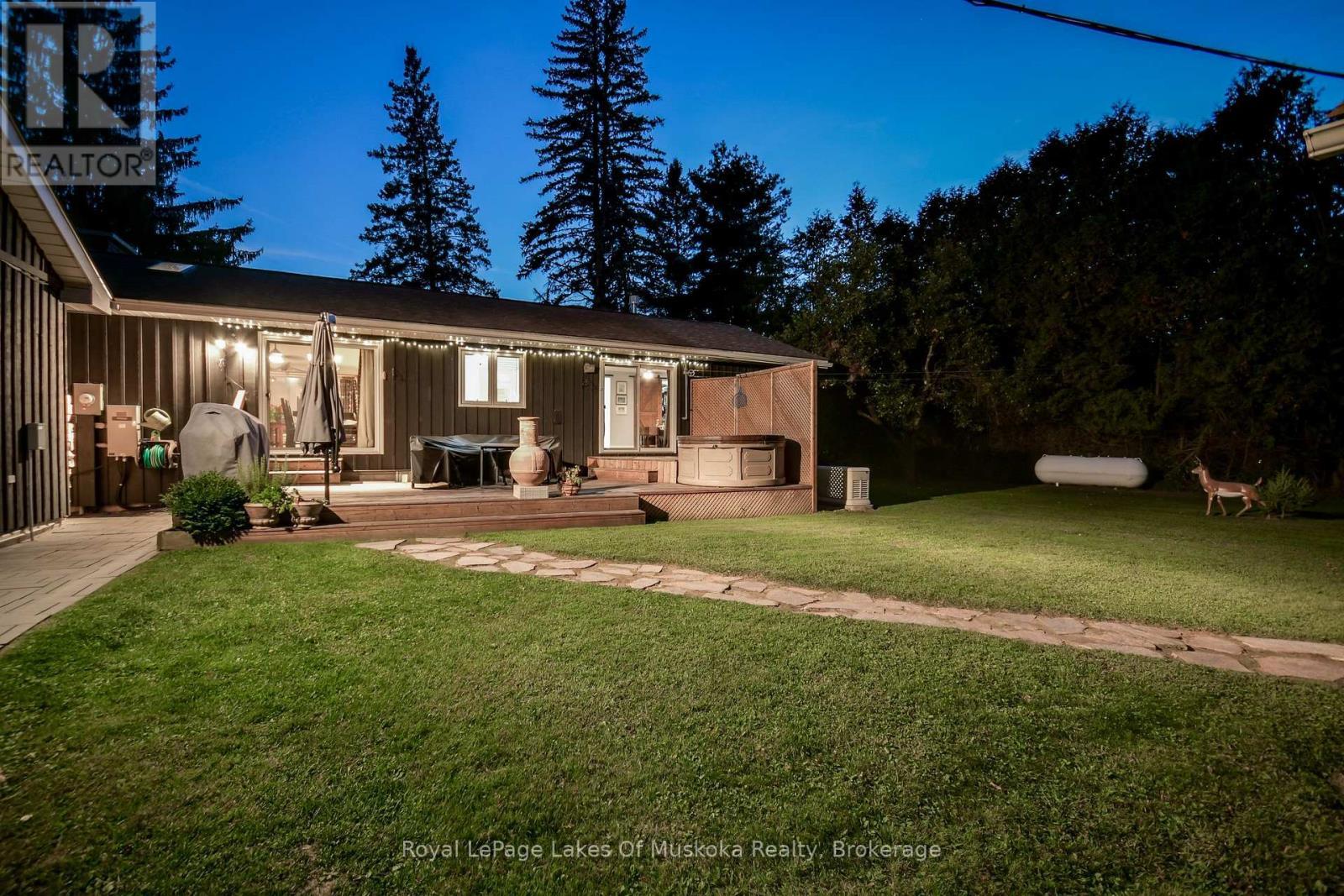 












2 LESLIE DRIVE W

,
Bracebridge (Monck (Bracebridge)),




Ontario
P1L1W8

