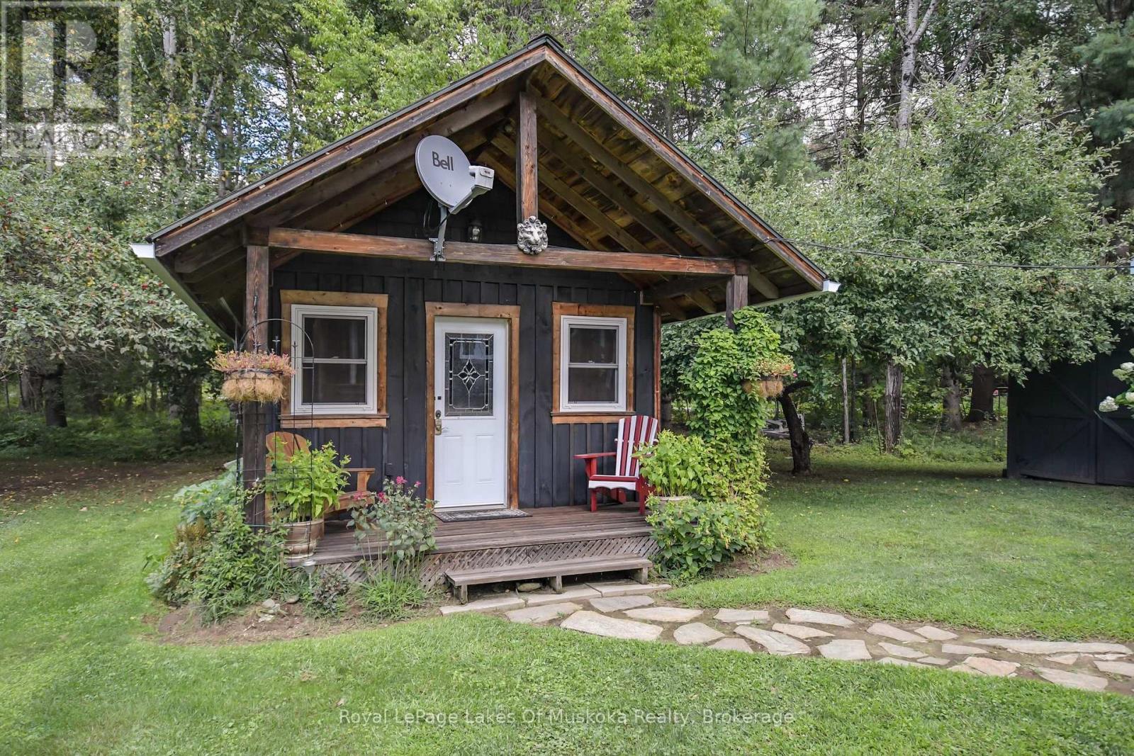 












2 LESLIE DRIVE W

,
Bracebridge (Monck (Bracebridge)),




Ontario
P1L1W8

