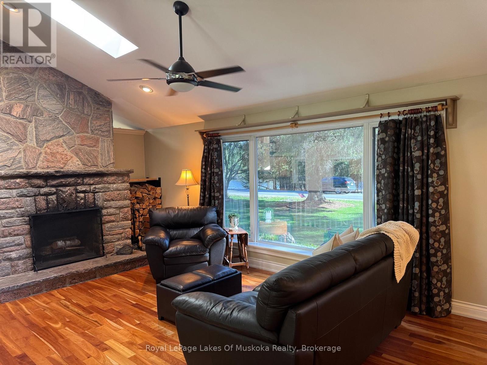 












2 LESLIE DRIVE W

,
Bracebridge (Monck (Bracebridge)),




Ontario
P1L1W8

