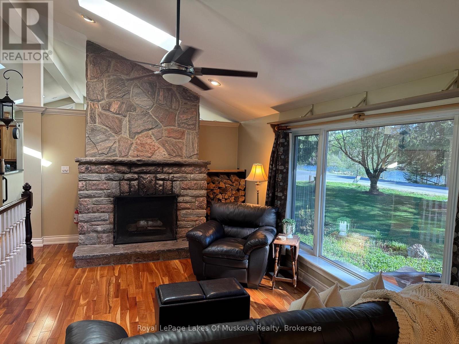 












2 LESLIE DRIVE W

,
Bracebridge (Monck (Bracebridge)),




Ontario
P1L1W8

