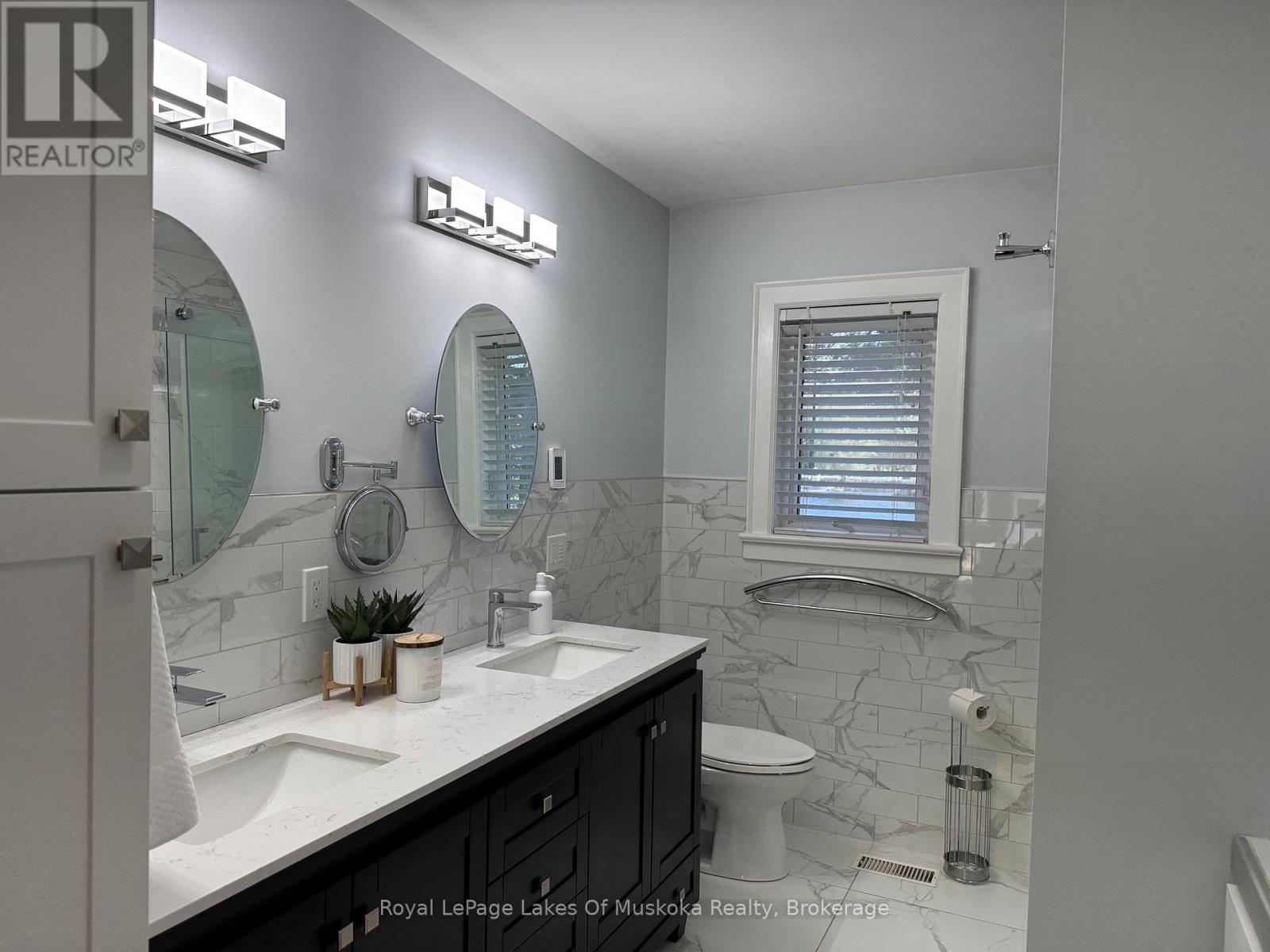 












2 LESLIE DRIVE W

,
Bracebridge (Monck (Bracebridge)),




Ontario
P1L1W8

