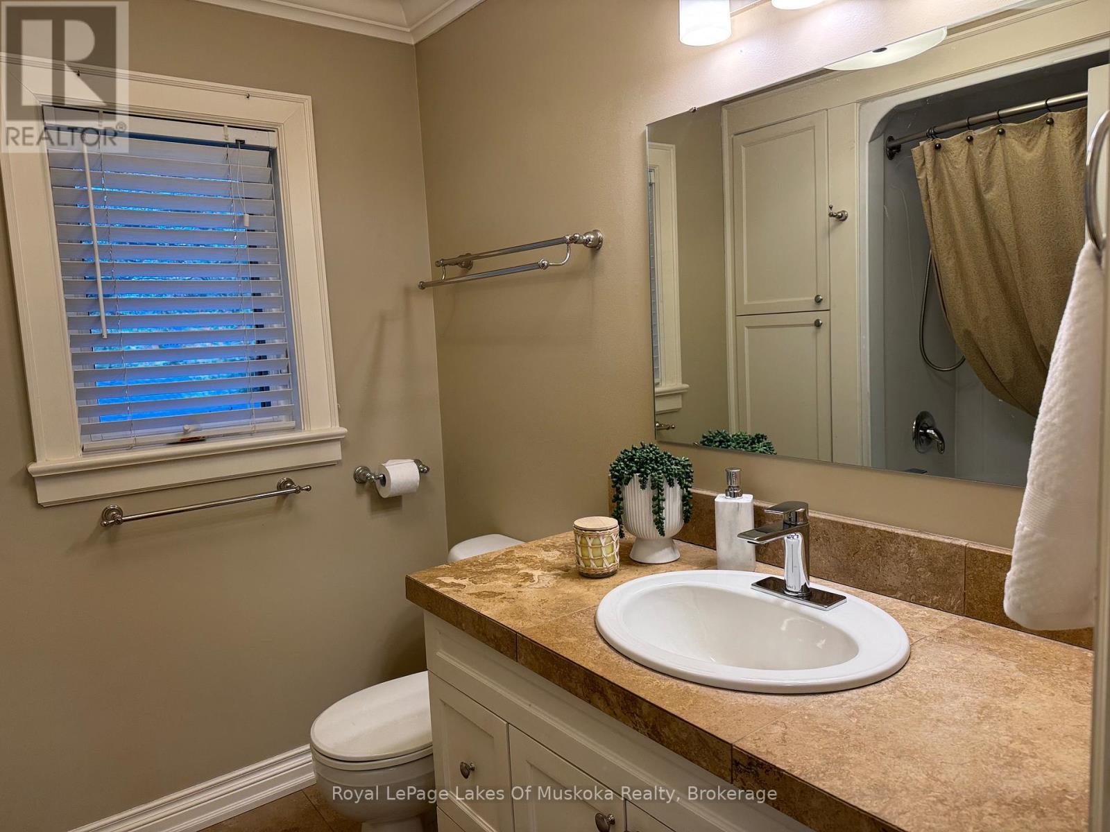 












2 LESLIE DRIVE W

,
Bracebridge (Monck (Bracebridge)),




Ontario
P1L1W8

