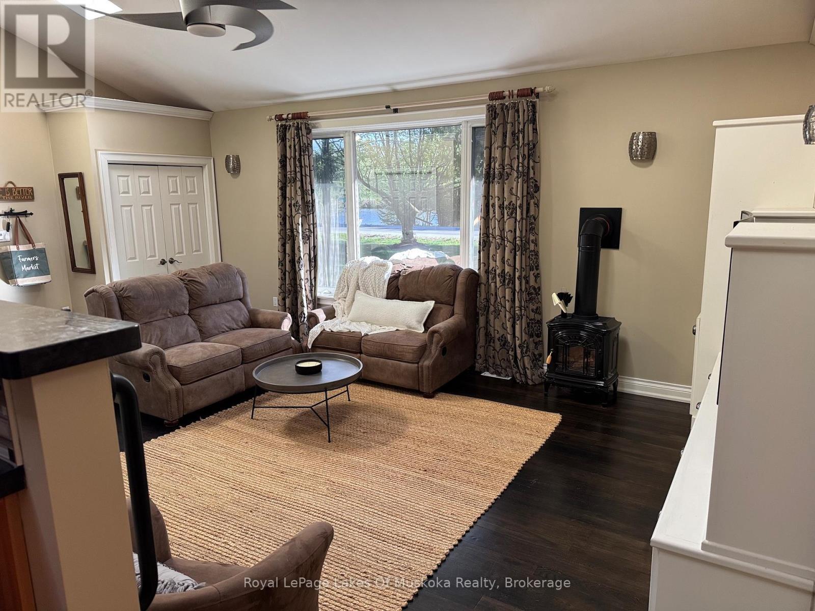 












2 LESLIE DRIVE W

,
Bracebridge (Monck (Bracebridge)),




Ontario
P1L1W8

