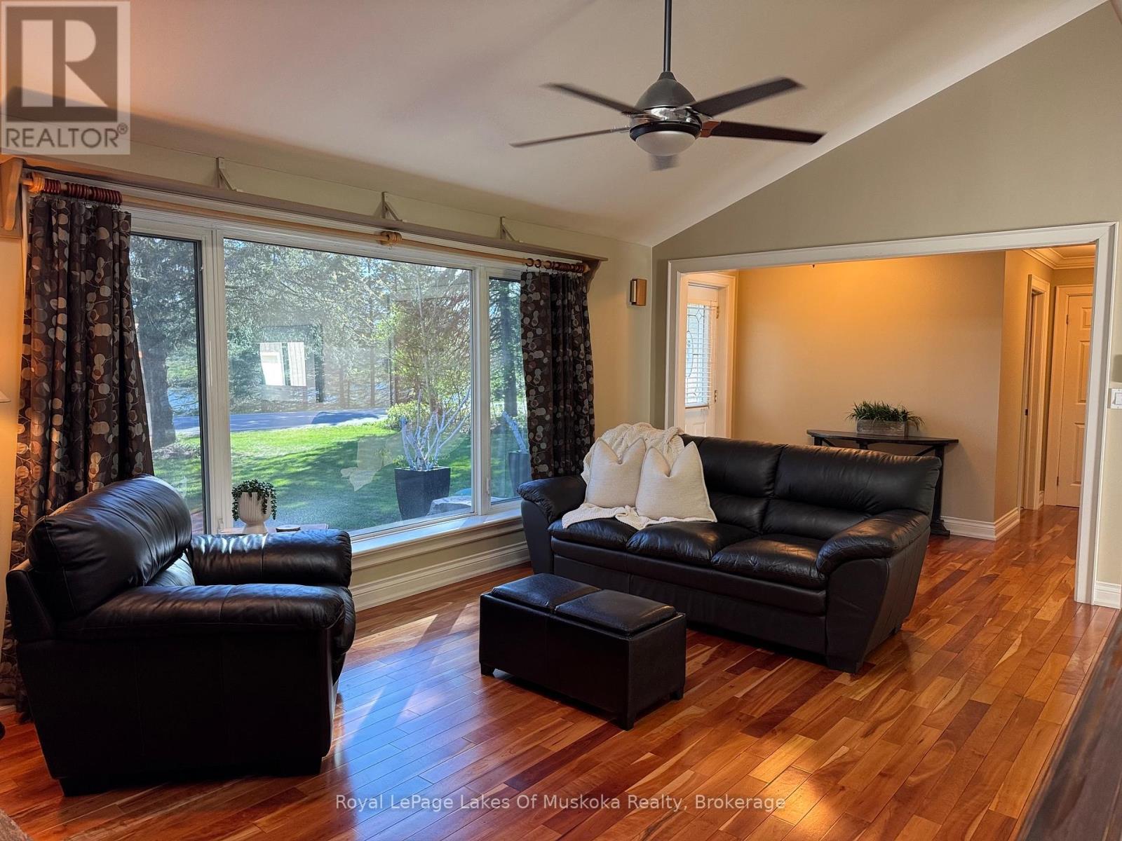 












2 LESLIE DRIVE W

,
Bracebridge (Monck (Bracebridge)),




Ontario
P1L1W8

