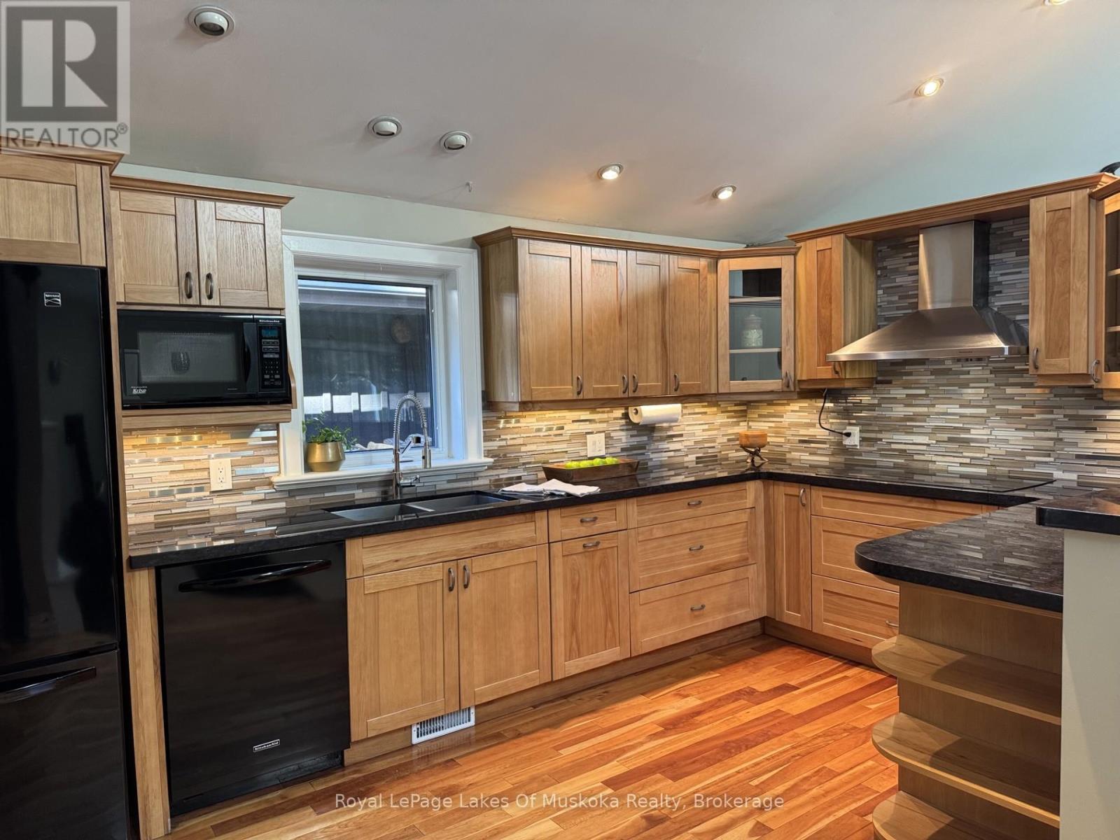 












2 LESLIE DRIVE W

,
Bracebridge (Monck (Bracebridge)),




Ontario
P1L1W8

