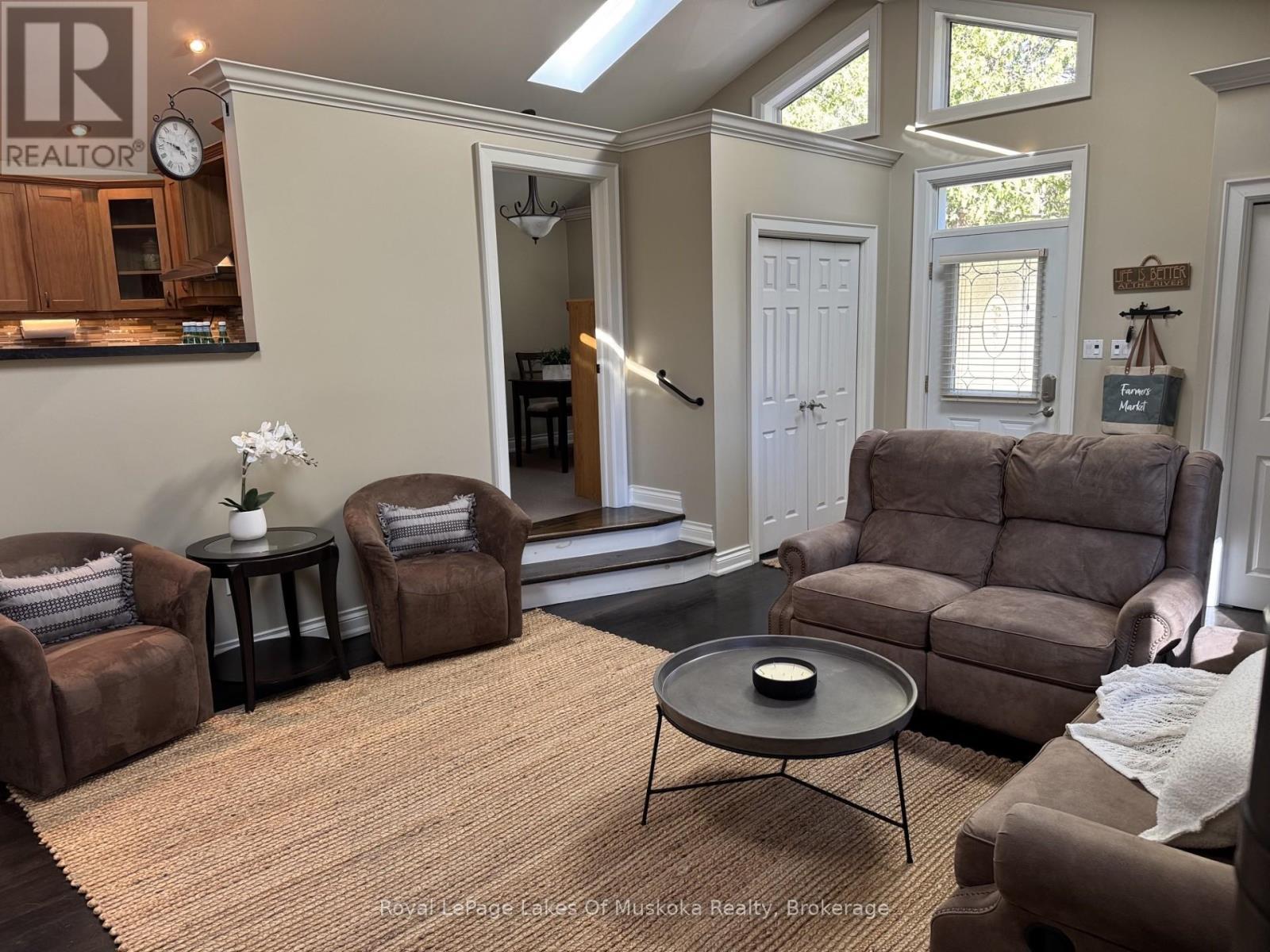 












2 LESLIE DRIVE W

,
Bracebridge (Monck (Bracebridge)),




Ontario
P1L1W8

