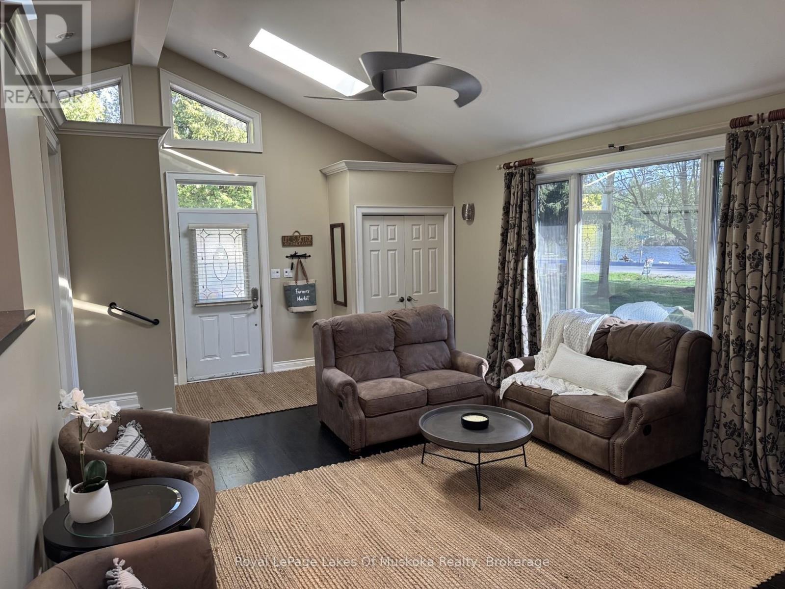 












2 LESLIE DRIVE W

,
Bracebridge (Monck (Bracebridge)),




Ontario
P1L1W8


