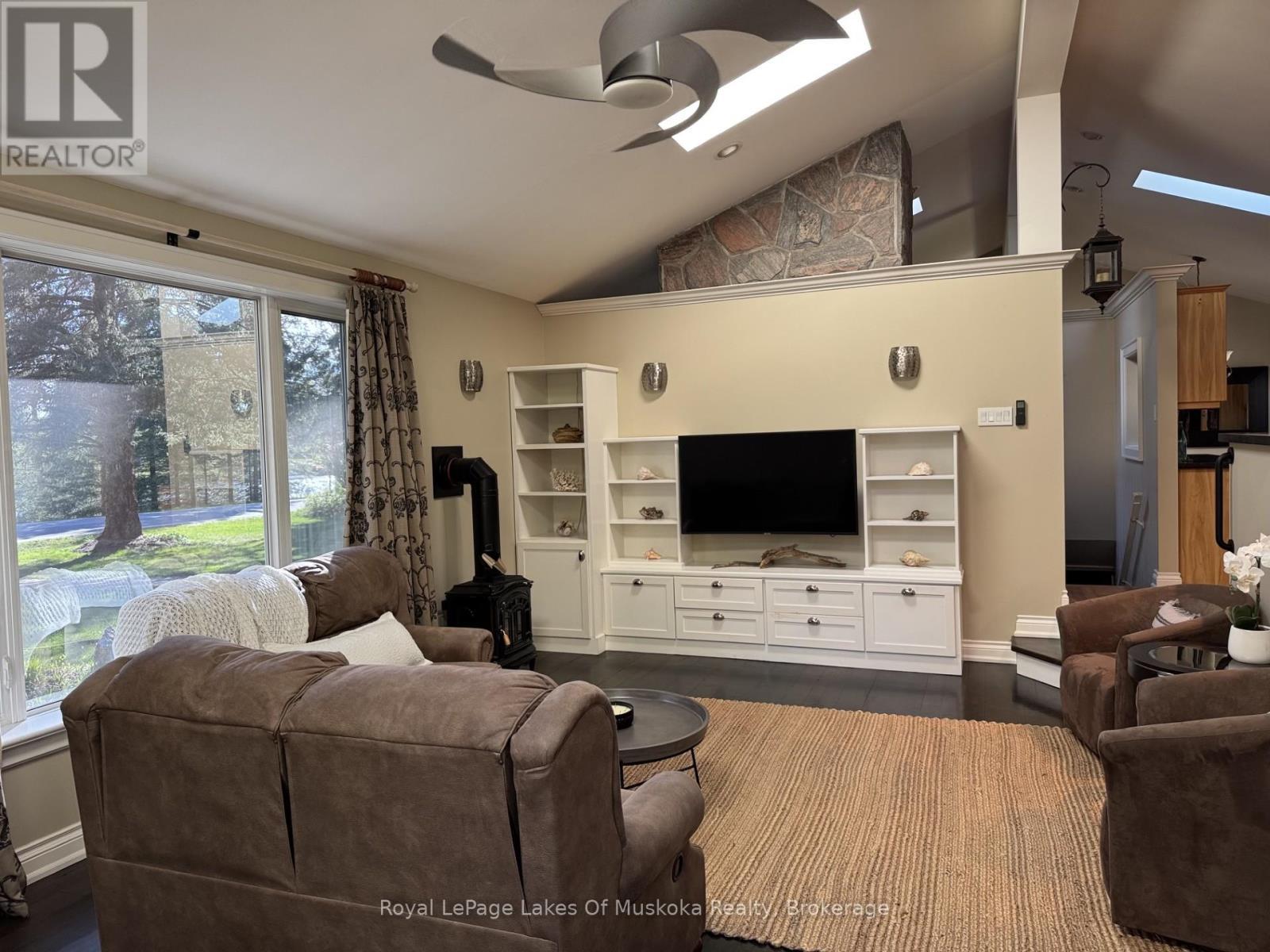 












2 LESLIE DRIVE W

,
Bracebridge (Monck (Bracebridge)),




Ontario
P1L1W8

