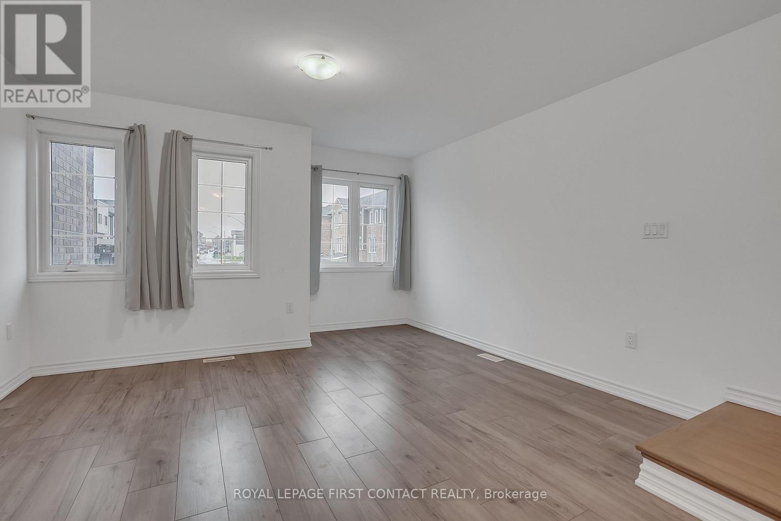 












49 PUMPKIN CORNER CRESCENT

,
Barrie,




Ontario
L9J0T7

