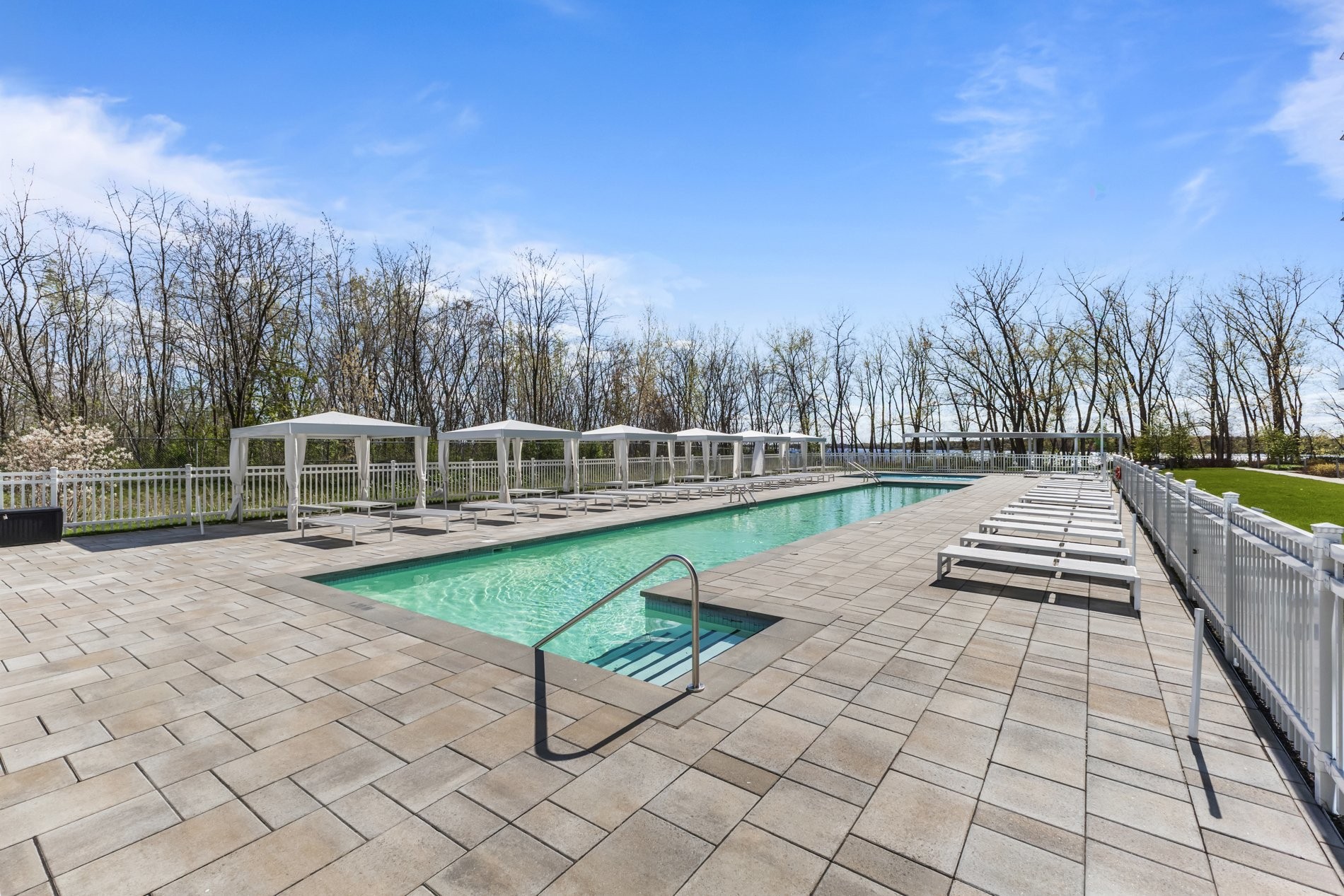 









1000


Rue André-Prévost

, 1401,
Montréal (Verdun/Île-des-Soeurs),




QC
H3E0E6

