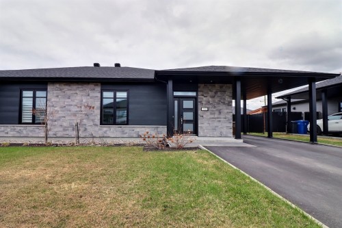 
															
													1983
													
													Rue du Merlot
													
												
												Saguenay (Chicoutimi),
												QC 