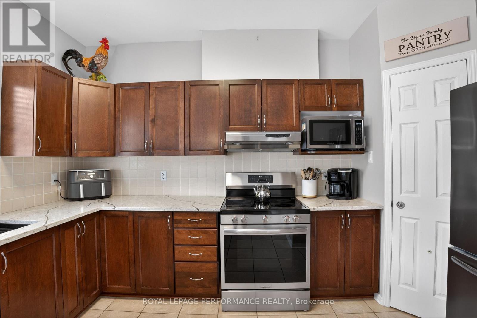 












112 JADE STREET

,
Clarence-Rockland,




Ontario
K4K0C8

