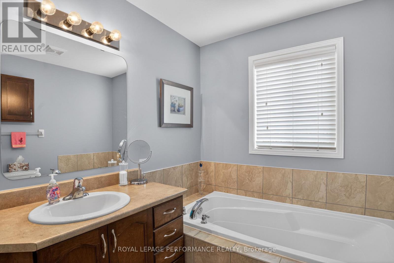 












112 JADE STREET

,
Clarence-Rockland,




Ontario
K4K0C8

