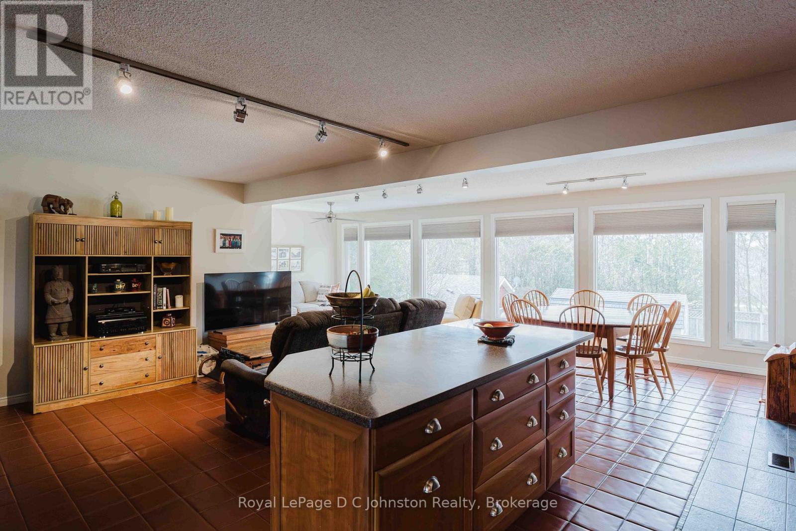 












343 MAPLE DRIVE

,
Saugeen Shores,




Ontario
N0H2C4


