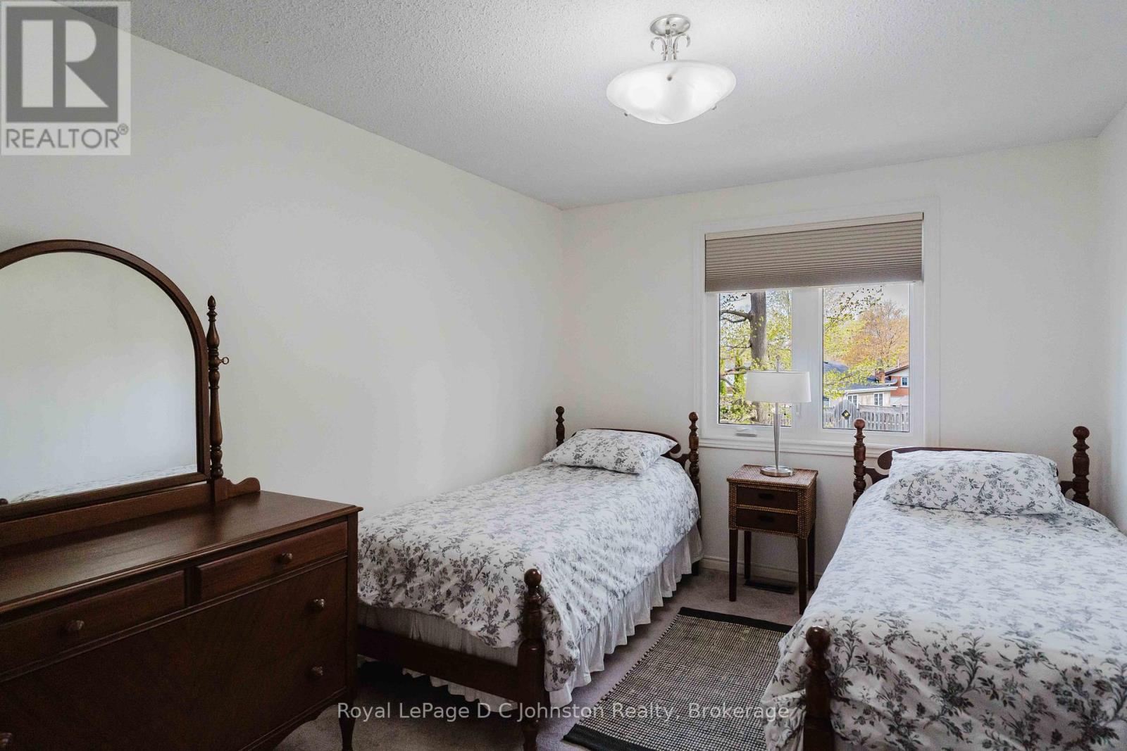 












343 MAPLE DRIVE

,
Saugeen Shores,




Ontario
N0H2C4

