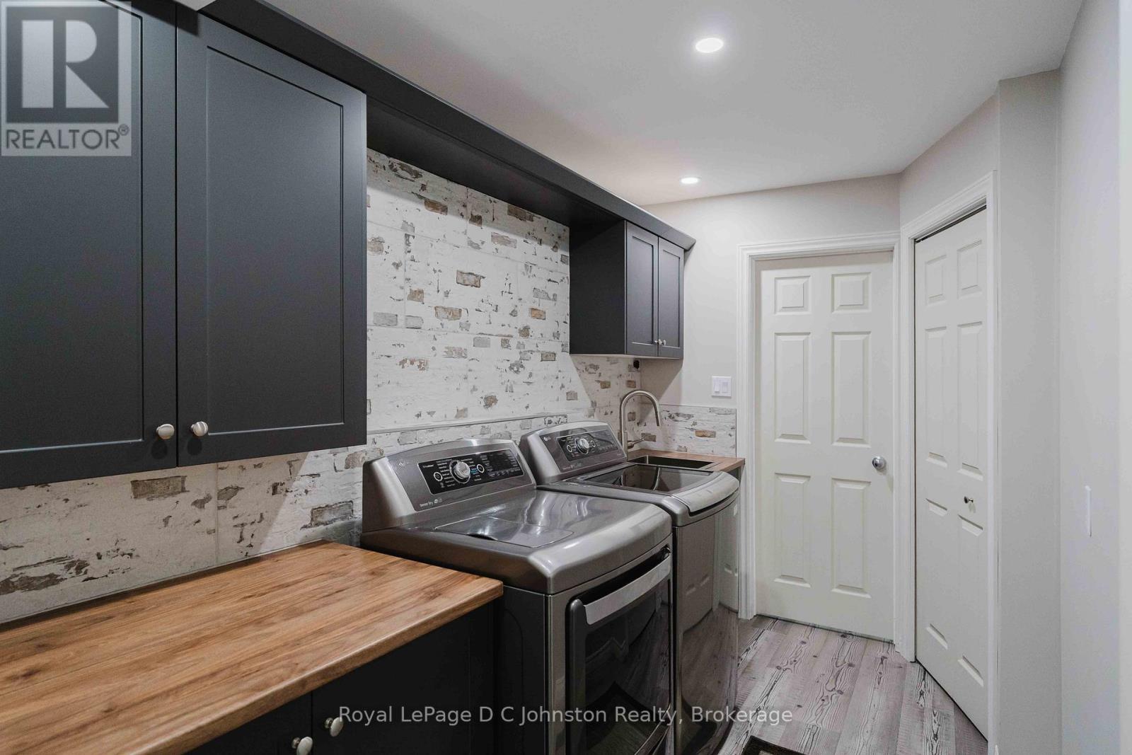












343 MAPLE DRIVE

,
Saugeen Shores,




Ontario
N0H2C4

