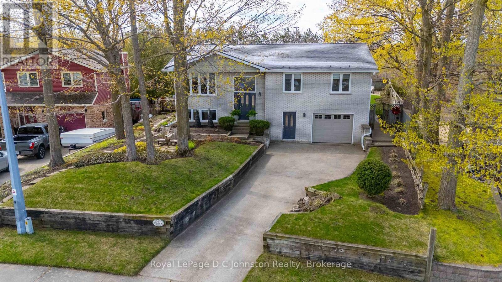 












343 MAPLE DRIVE

,
Saugeen Shores,




Ontario
N0H2C4

