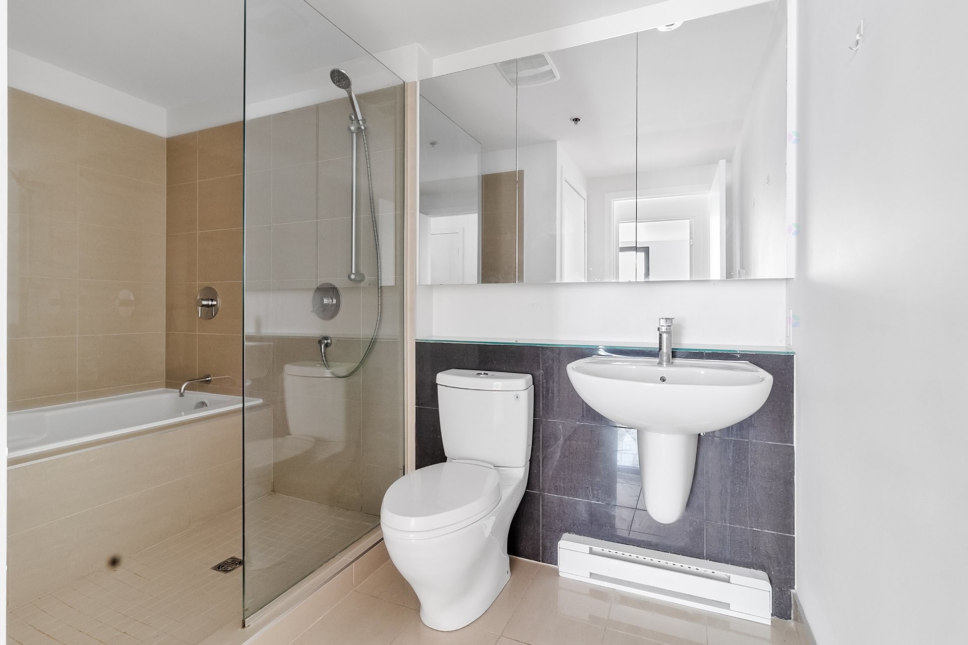 









1414


Rue Chomedey

, 754,
Montréal (Ville-Marie),




QC
H3H0A2

